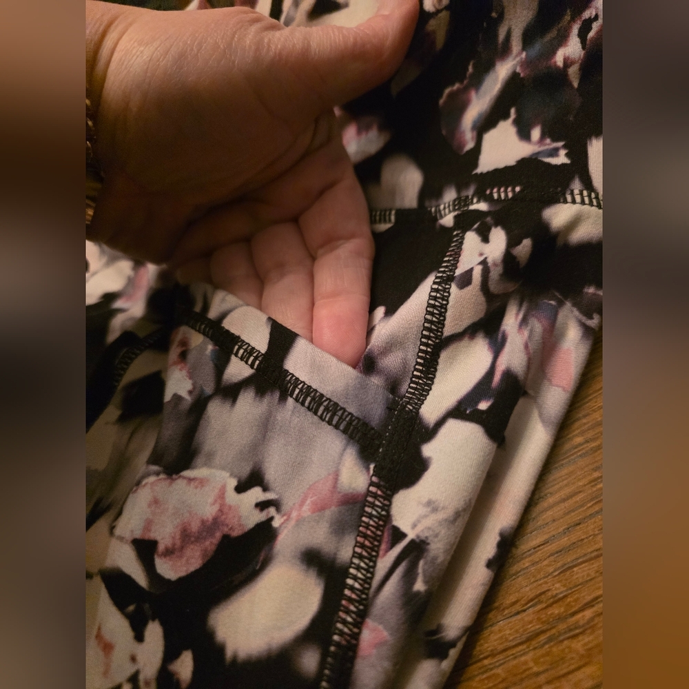 GAIAM Artistic Patterned Top with Dark Hues Sz. Medium - Picture 7 of 8